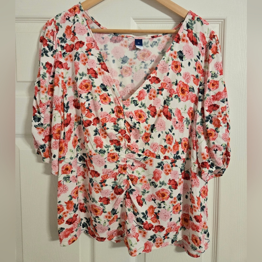 Old Navy Women's Pink And White Floral V-Neck Ruched Top Size XL